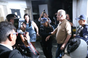 Dirceu é recebido em sua casa em Brasília com socos e chigamentos 3 ze3