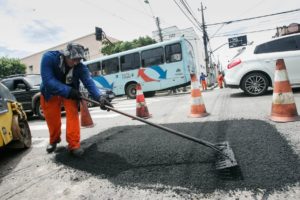 O que é pior, cair no buraco ou passar por cima do recapeamento de baixa qualidade? 4 buracos