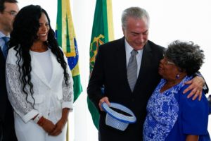 Crise e rombo nas contas públicas e Temer promete R$ 13 milhões a escolas de samba do RJ 6 temerescolas25 000