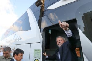 Em visita ao nordeste Lula tenta se descolar de Dilma 6 Lulabahia1708 002