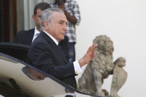 Política: Temer será salvo pela Câmara dos Deputados enquanto país afunda 9 MC almoco temerxrogerio rosso 201612242193