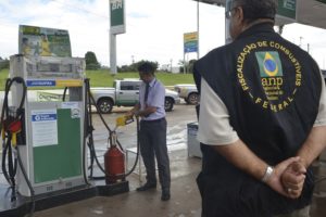 Fraude / Temer fecha cerco e aciona CADE contra cartel de postos de gasolina 4 fiscalização ANP