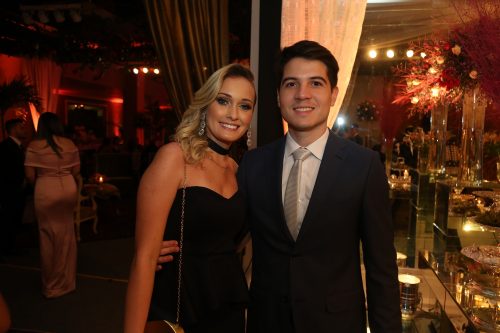 Espelhos, lustres de cristal e luxo formaram a combinação perfeita da noite 14 Deisiane Coelho e Jader Silveira 1