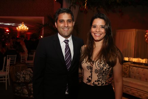 Espelhos, lustres de cristal e luxo formaram a combinação perfeita da noite 19 Felipe Nunes e Sueli Pinheiro 2