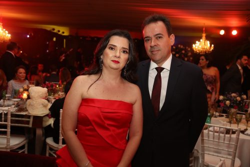 Espelhos, lustres de cristal e luxo formaram a combinação perfeita da noite 33 Miuki Fujita e Viana Neto 2