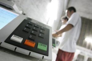 Eleições / 2,4 mil urnas foram substituídas por falhas no 1º turno das eleições por falha 2 487884AA 022A 45AA A074 D7CCCC7B8403