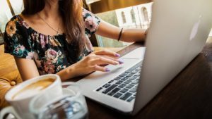 Medidas de sistema de notas fiscais dificultam empreendedorismo e tornam ambiente de negócios negativo no Ceará, segundo setor empresarial 2 mulher trabalhando computador 090217 300x169