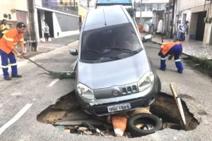 Carro cai em cratera e condutora fica presa em buraco no bairro Montese 5 3B81CB24 726E 4203 8043 F16CE1C36FE7