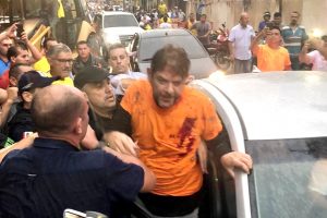 Senador Cid Gomes avança contra policiais com retroescavadeira e acaba baleado em Sobral 6 F94C4512 0C1E 4A20 9C0E 89B6FBF921FD