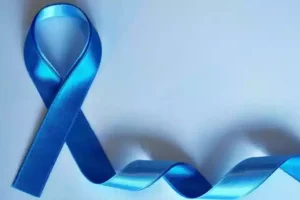 Novembro Azul: medidas simples são capazes de prevenir e diagnosticar precocemente o câncer que mais afeta os homens no mundo 1 simbolo do novembro azul laco azul 1 43329.jpg