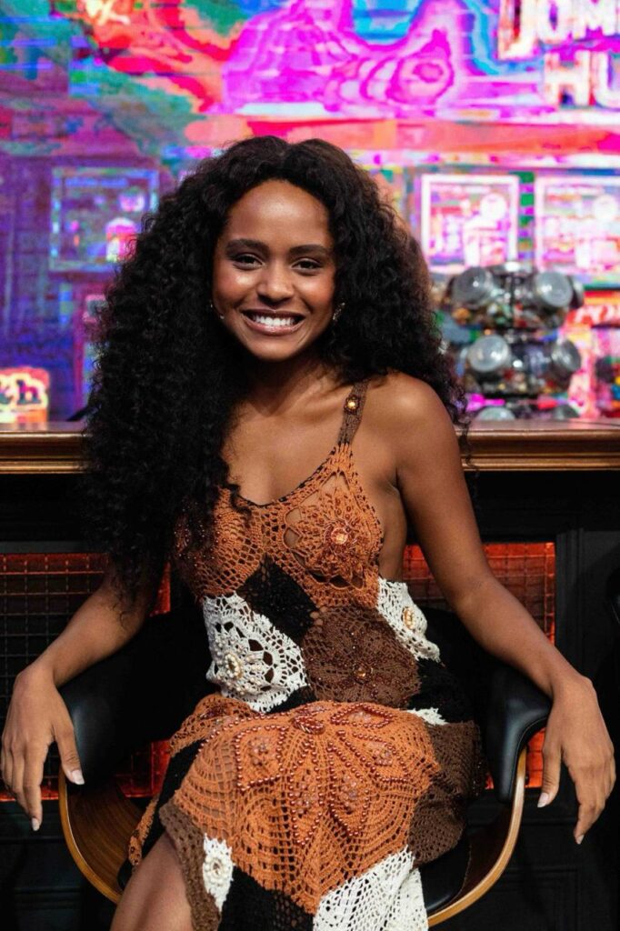 Destaque na novela Renascer, atriz Duda Santos exalta marca autoral cearense usando vestido feito à mão da TR Brand no Domingão 1 WhatsApp Image 2024 02 23 at 16.04.51