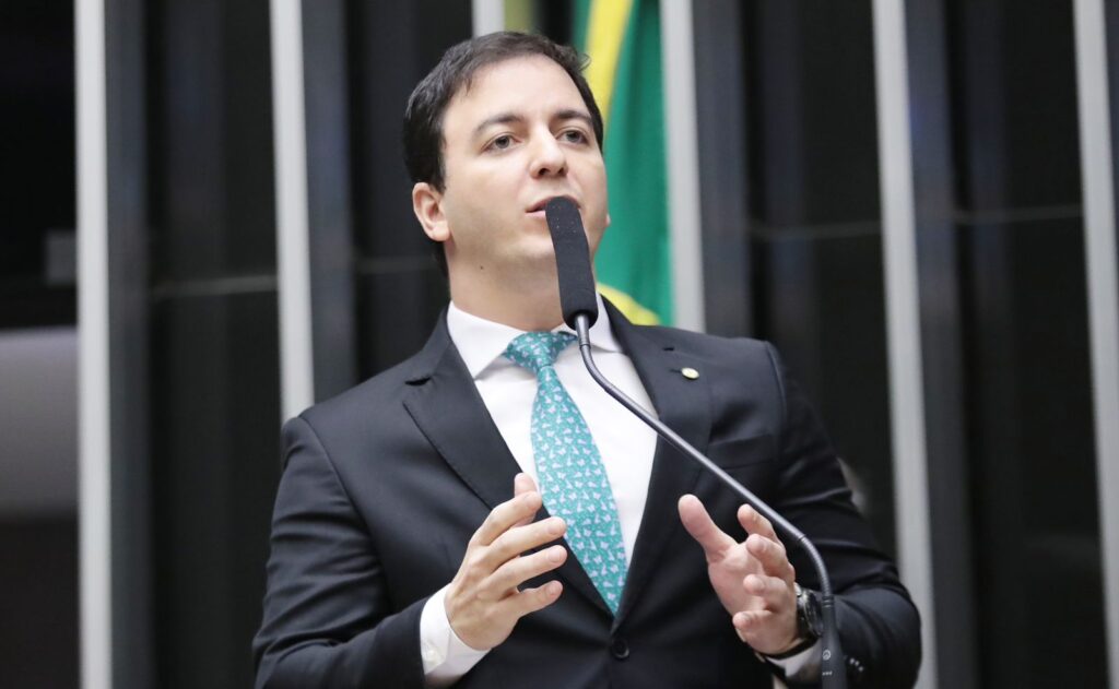 Célio Studart apresenta moção de aplausos aos bombeiros que resgataram cadelinha em poço no Ceará 1 Celio Studart