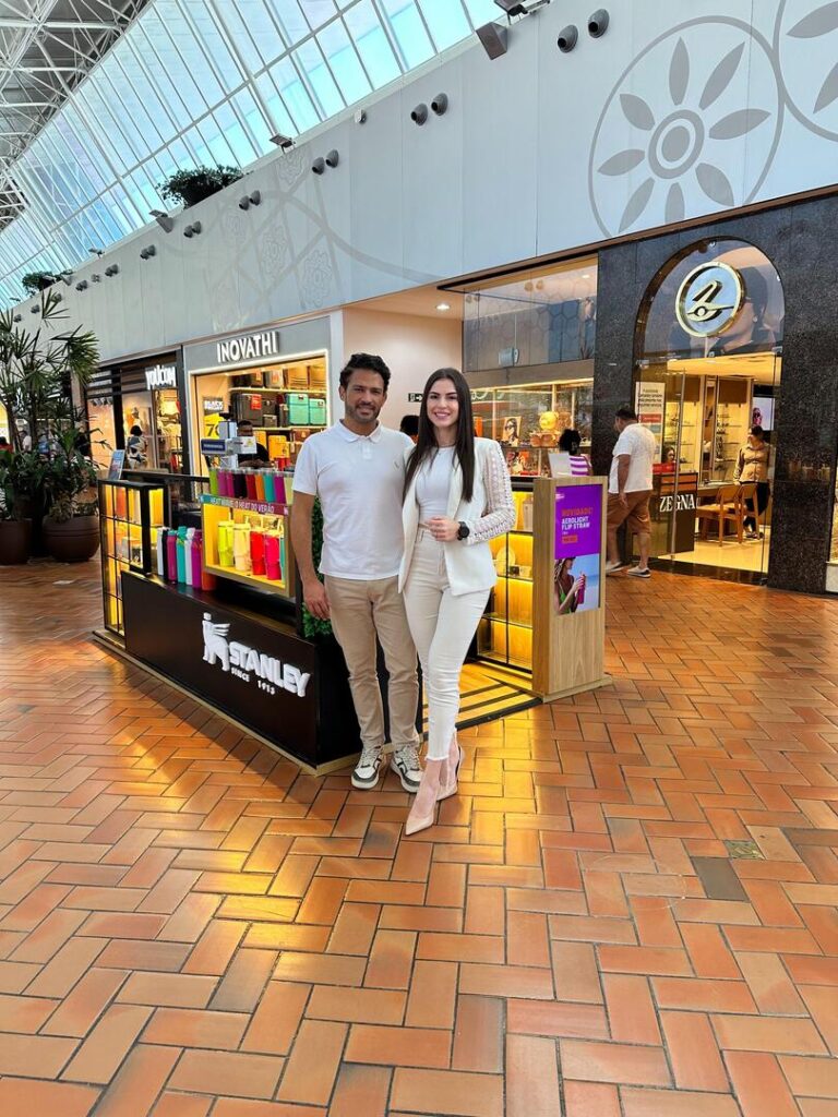 Silvio Montezuma e Raiane Pretes inauguram primeira loja Stanley no shopping Iguatemi Bosque 1 Foto 01