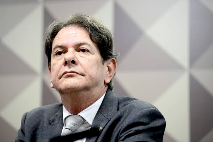Cid diz que jogaria retroescavadeira para retirar bolsonaristas que ocupam o senado 1 IMG 9333