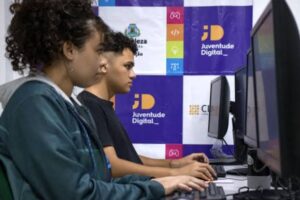 Prefeitura de Fortaleza oferecerá cursos de TI, Idiomas e IA de ensino em Educação para alunos 7 IMG 2481