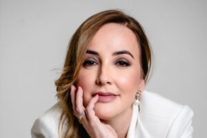 Dra Kaline Ferraz inaugura novo espaço na Casa Mossati e lança campanha “Skin Season” 3 kah scaled e1761733568273