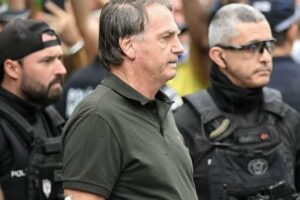 Bolsonaro é preso após filho Flavio convocar vigília em frente à casa do ex-presidente 9 IMG 3518