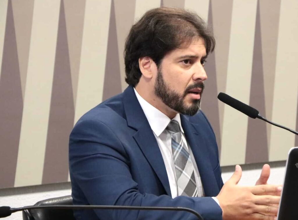 Ministro de Lula mantém no cargo diretor do DNIT que despacha de tornozeleira em caso do INSS