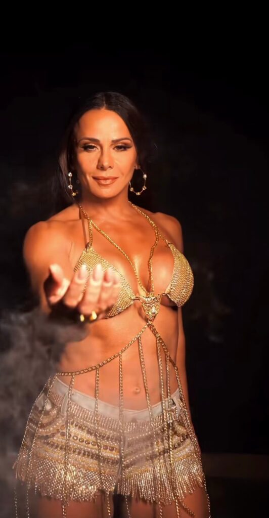 Com Viviane Araújo, criações de Thaty Rabello reforçam a presença da moda com propósito no Carnaval brasileiro 1 00