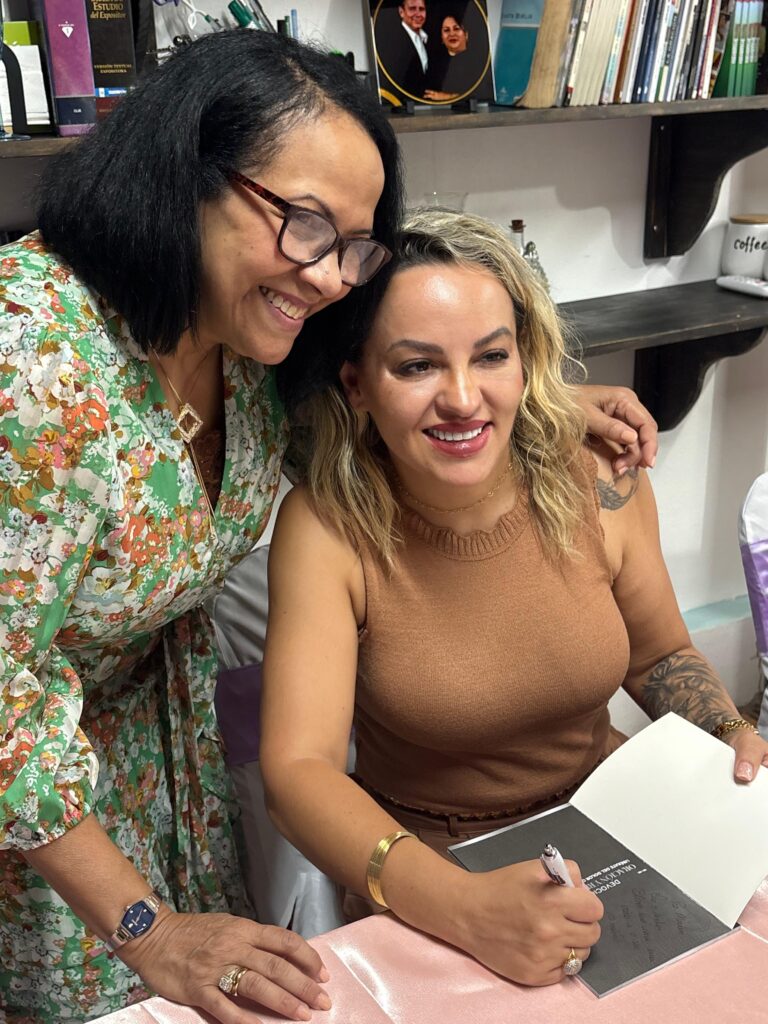 Fran Santos expande atuação internacional e lança devocional em espanhol durante missão na Costa Rica 1 Fran