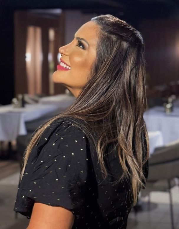 Vasto Restaurante foi cenário de uma noite especial marcada por elegância, afeto e surpresa em celebração ao aniversário de Mariana Feitosa. 1 Maria