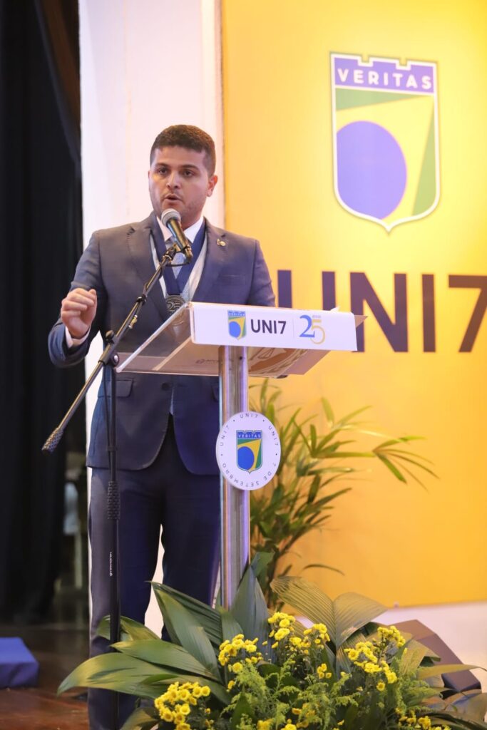 Procurador-geral de Justiça Herbet Santos é homenageado em solenidade de 25 anos da UNI7, na capital 1 oj